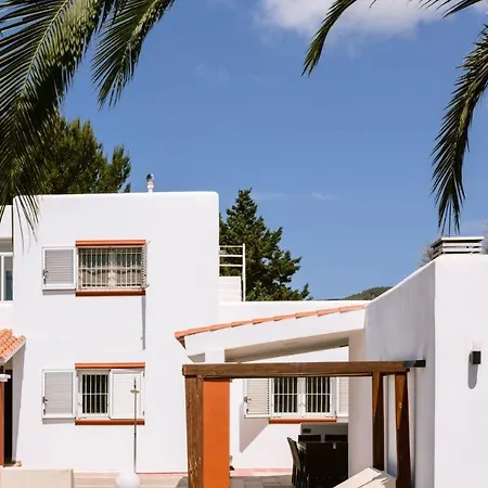 Villa Km2 Lovely Located Just Outside Of Sa Carroca A 5 Minute Drive From Playa Den Bossa